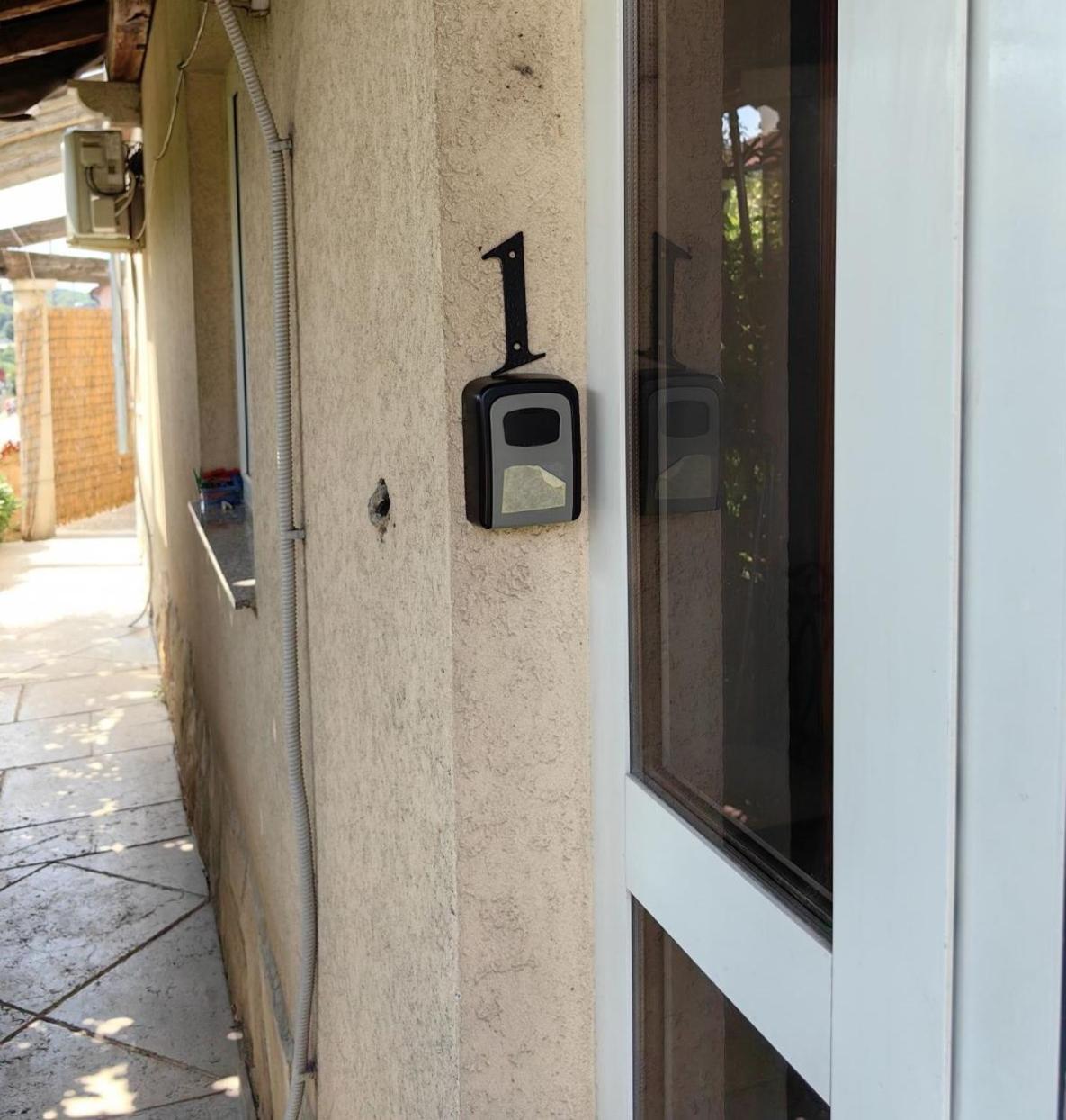 Apartments Pula With Private Parking Self Check In Kültér fotó